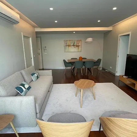 Next Corner Plaza Фуншал