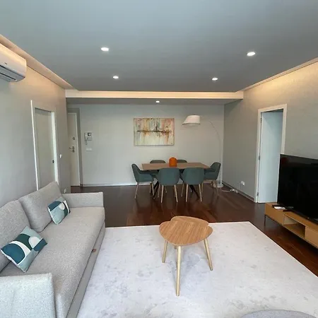 Next Corner Plaza Фуншал