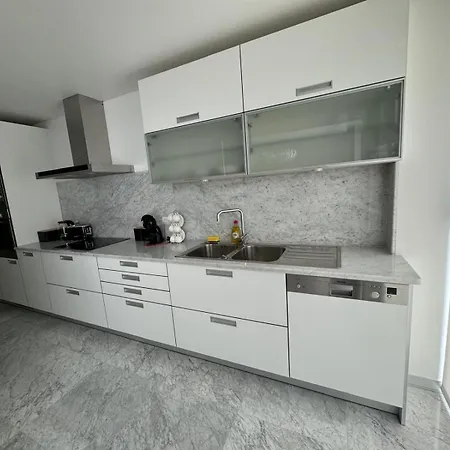 Next Corner Plaza フンシャル