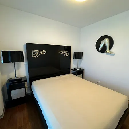 Next Corner Plaza Фуншал